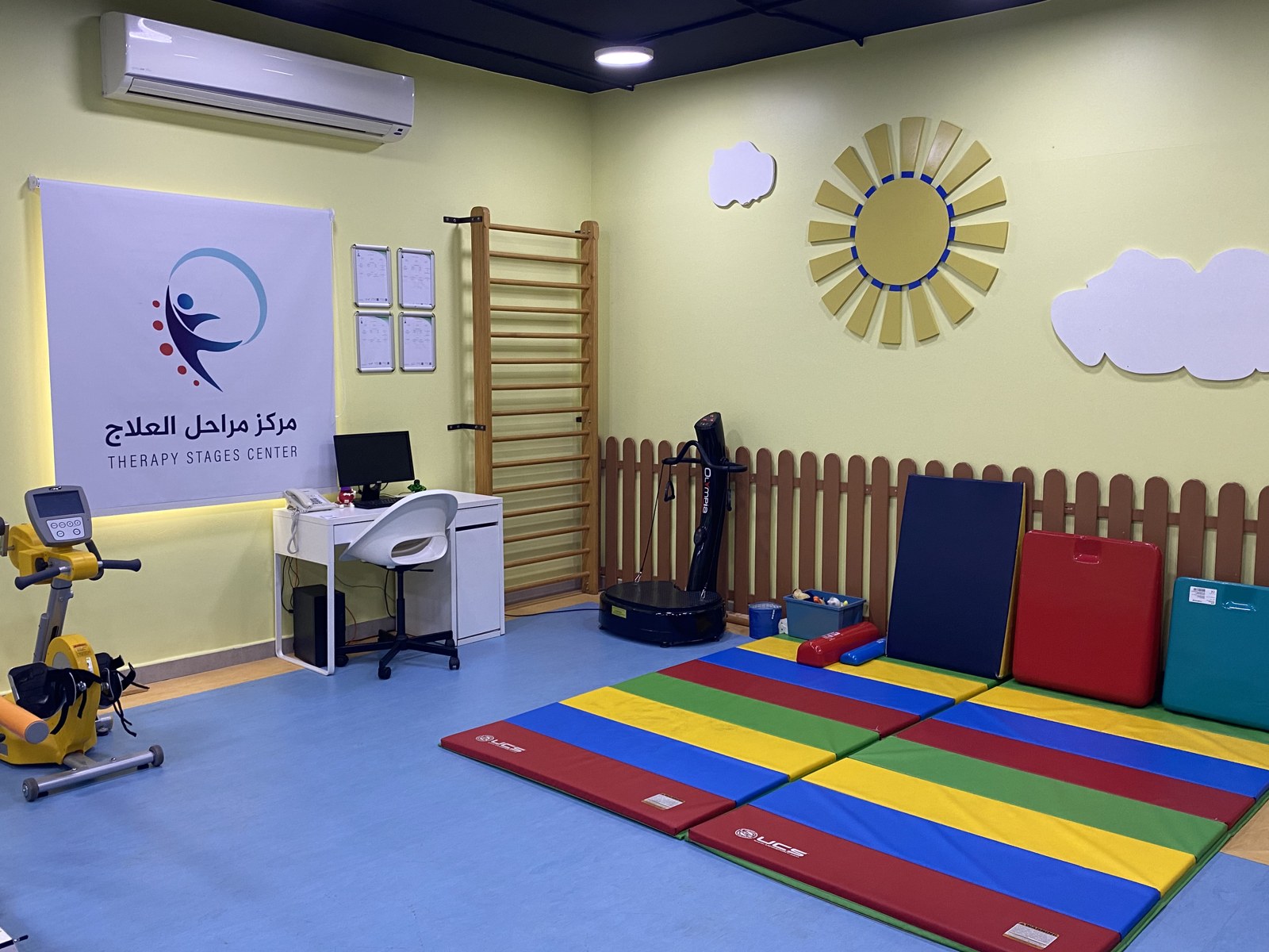 غرفة علاجية مجهزة بأدوات تأهيل الأطفال